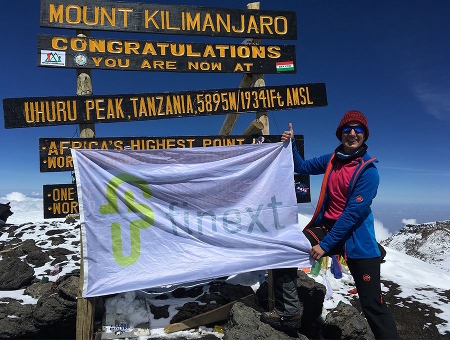 Finext adviseur Maaike Brouwer beklimt Kilimanjaro voor oorlogskinderen