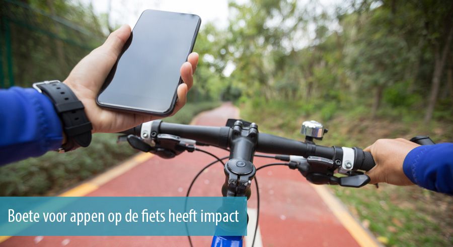 Boete voor appen op de fiets heeft impact