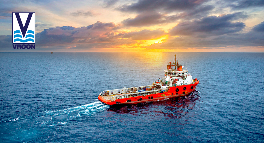 ‘500e deelnemer Ger Sijbens ontvangt bloemen van wethouder Frans Schatorjé, foto: Jan Paul Kuit’