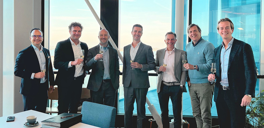 Leiders van Adjust Consulting en Trevian beklinken de deal