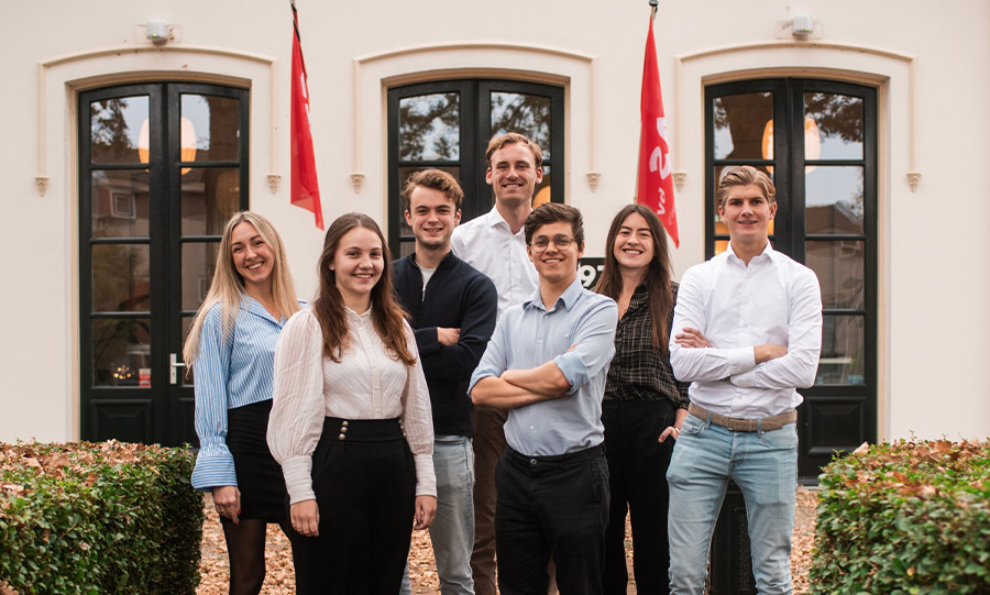 ‘De schouders onder de woningbouwopgave’: PAS bv verwelkomt nieuwe lichting planeconomen in spe