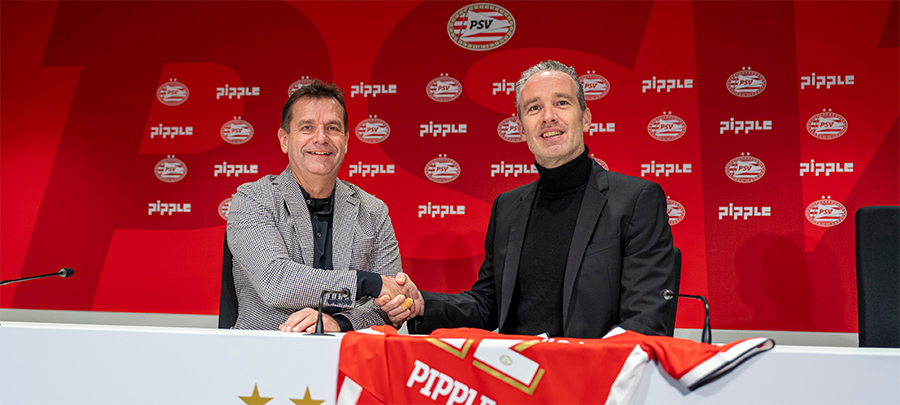 Frans Janssen (PSV) en Jeroen De Haas (Pipple) beklinken de overeenkomst