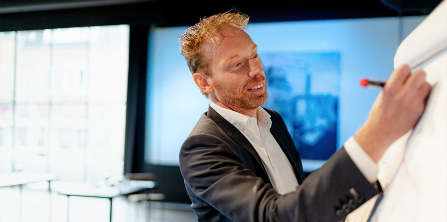 'De uitdagingen van corporaties worden zó groot, dat je ze alleen samen op kunt lossen' 'De uitdagingen van corporaties worden zó groot, dat je ze alleen samen op kunt lossen'