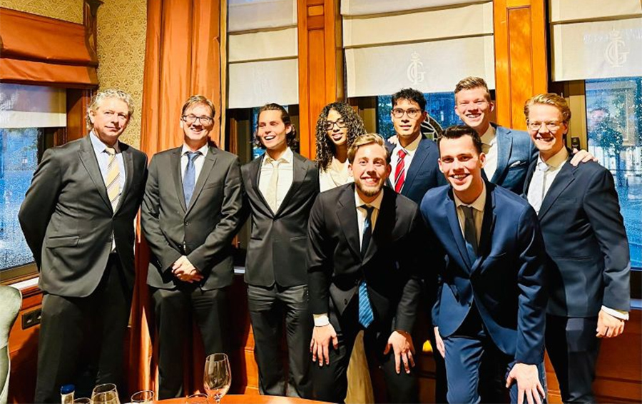 Giovèn Korn (bovenste rij) tijdens de kick-off van het Young Improven-programma (Finance track)