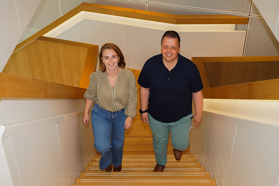 Megan Karlas en Piet Dijkstra op kantoor