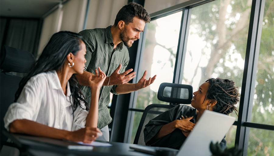 ‘Helft professionals bezorgd over verdeeldheid op de werkvloer’