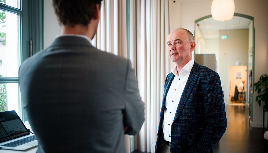 ‘Stop met eindeloos vacatures plaatsen, start met opleiden’: Hoe gemeenten het tekort aan planeconomen wél kunnen oplossen