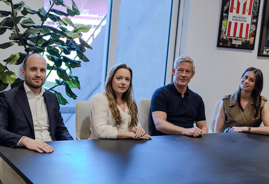 PSV algemeen directeur Marcel Brands samen met teamleden van Crowe PSV algemeen directeur Marcel Brands samen met teamleden van Crowe
