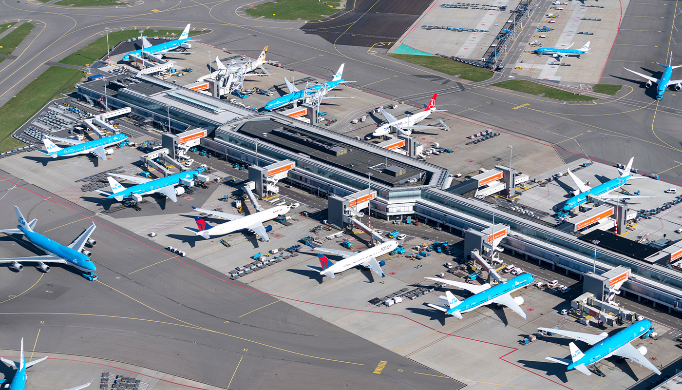 ‘Vliegtaks en krimp van Schiphol kosten Nederlandse economie miljarden’