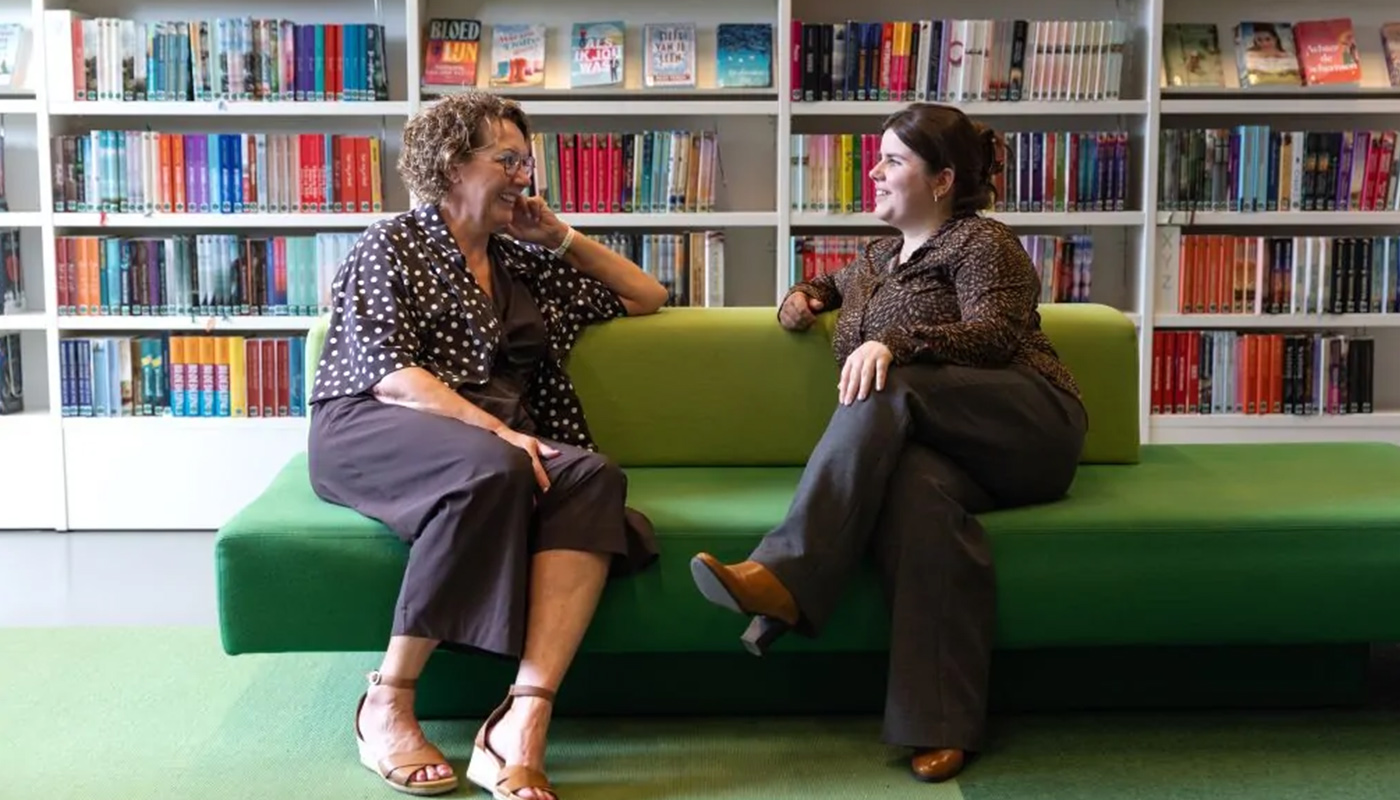 twee dames samen op bank
