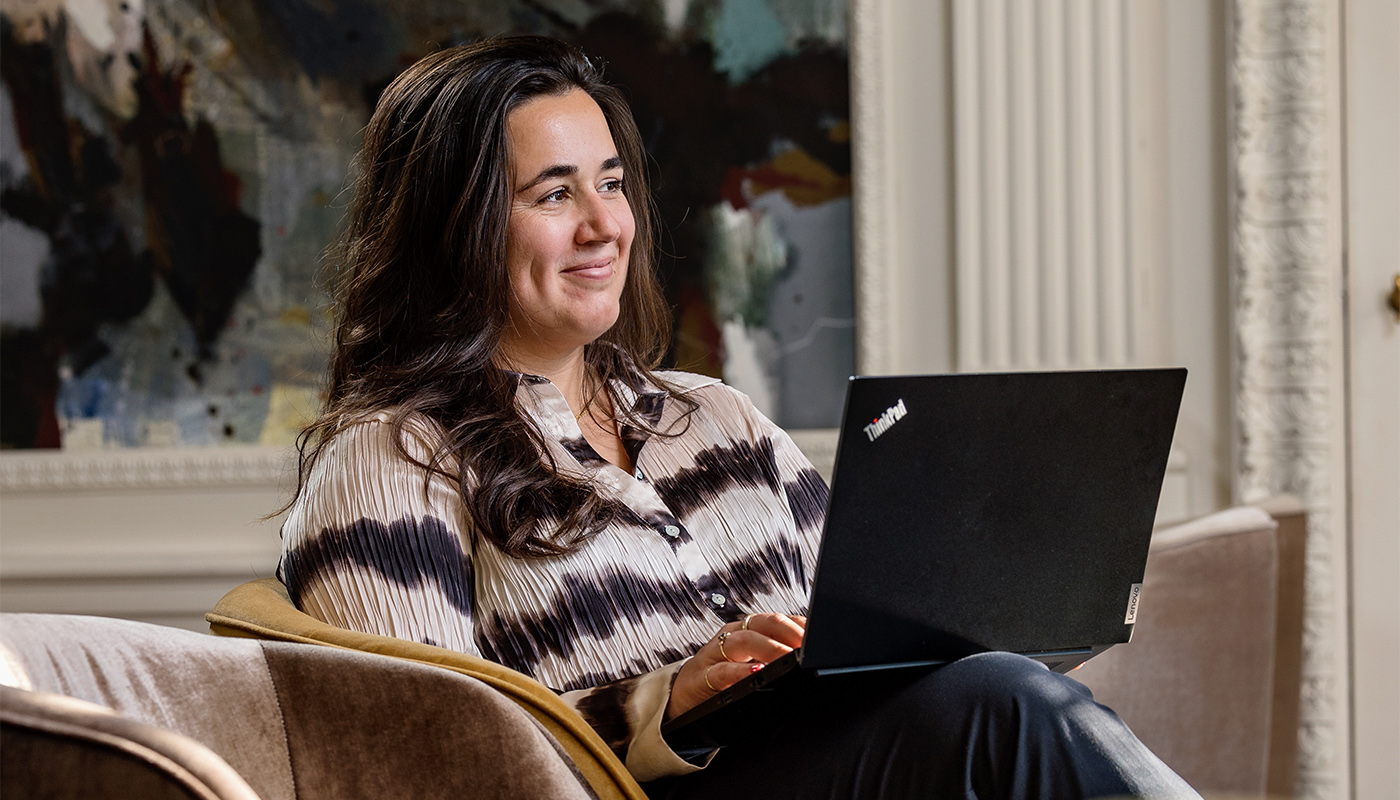 ‘Waarom complexe trajecten juist energie geven’: In gesprek met Bisnez-projectmanager Yasmine Sengönül 