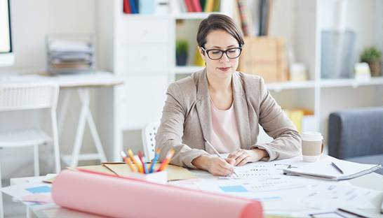 Zorg voor meer vrouwen op arbeidsmarkt en betaal ze meer
