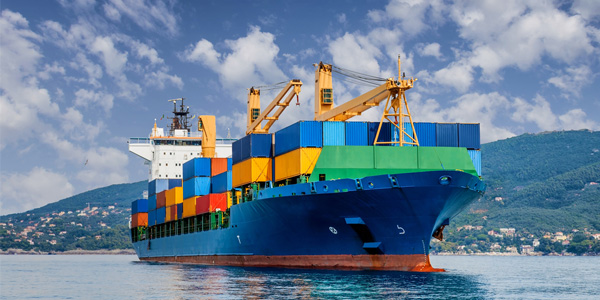 Groot vrachtschip op zee